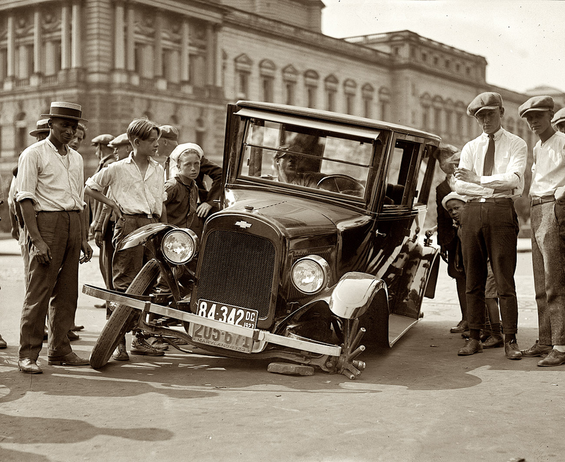 Illustration for article titled Crash Photos From The Beginning Of Motoring Are Stunningly Beautiful